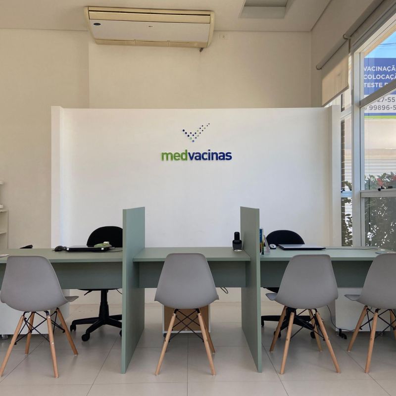 Enfermeira Medvacinas em atendimento